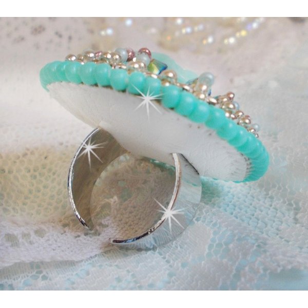 Blue Flowers Haute-Couture ring broderet med en harpiksrose og Swarovski-krystaller 