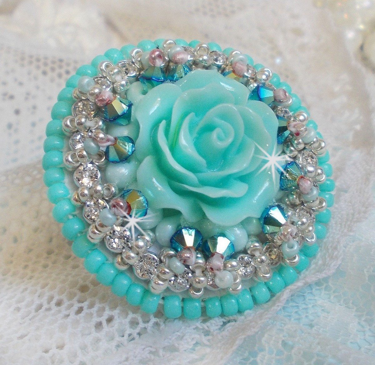 Blue Flowers Haute-Couture ring broderet med en harpiksrose og Swarovski-krystaller 