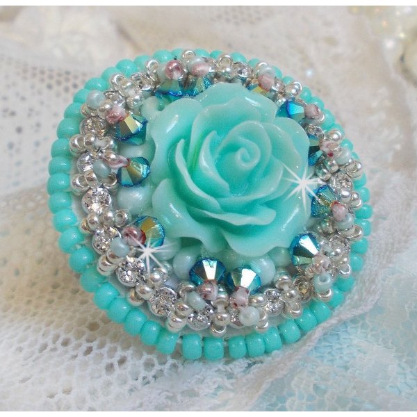 Blue Flowers Haute-Couture ring broderet med en harpiksrose og Swarovski-krystaller 