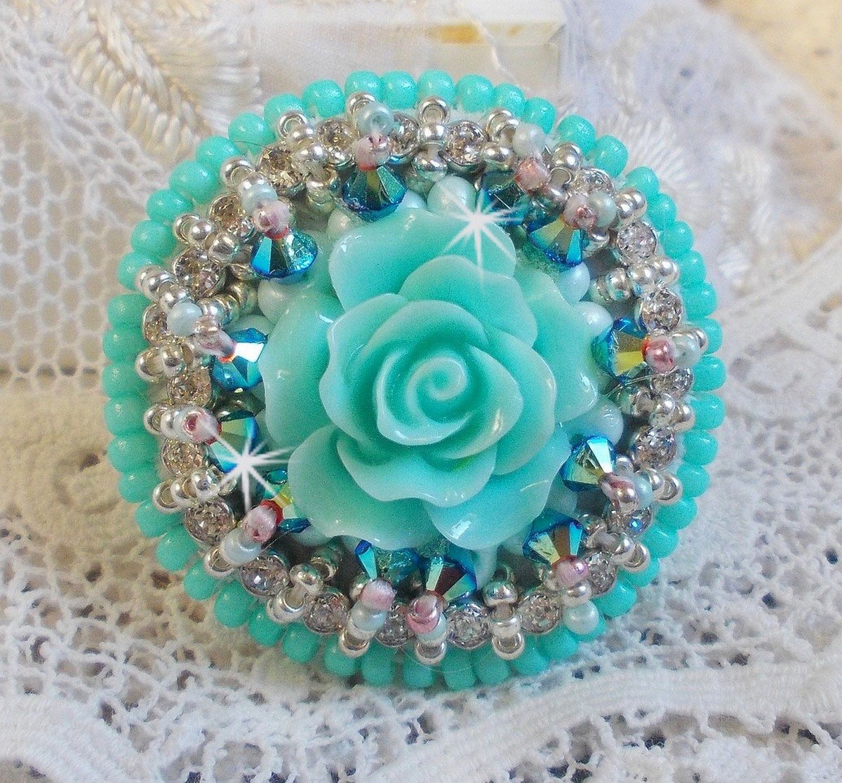 Blue Flowers Haute-Couture ring broderet med en harpiksrose og Swarovski-krystaller 