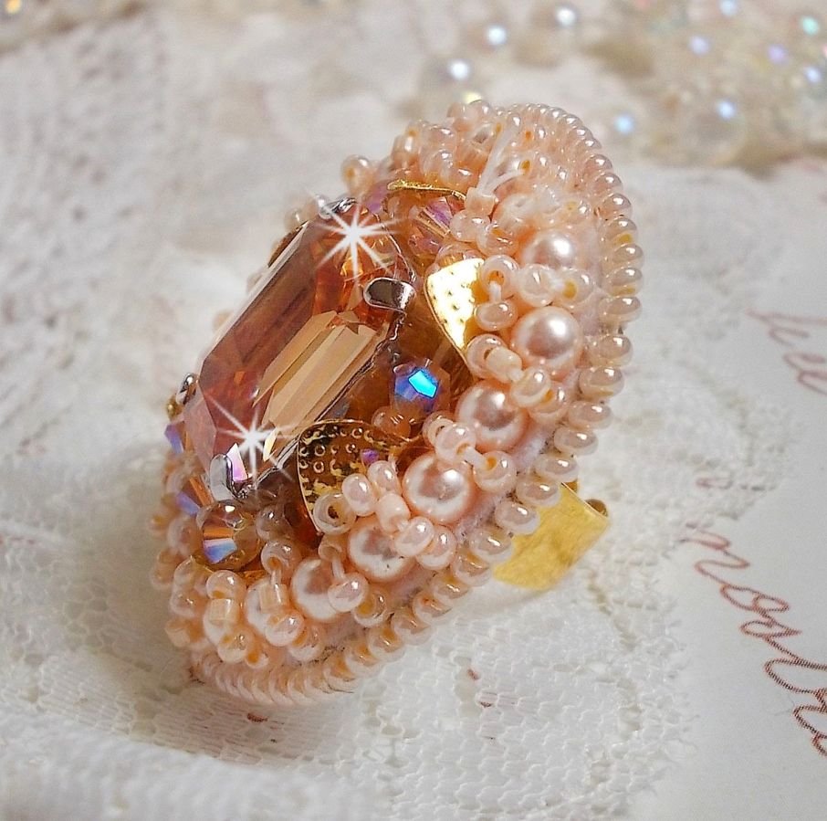 Idylle Beauty ring broderet med Swarovski-krystaller, cabochon og perler