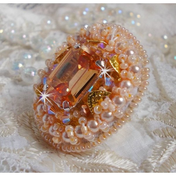 Idylle Beauty ring broderet med Swarovski-krystaller, cabochon og perler