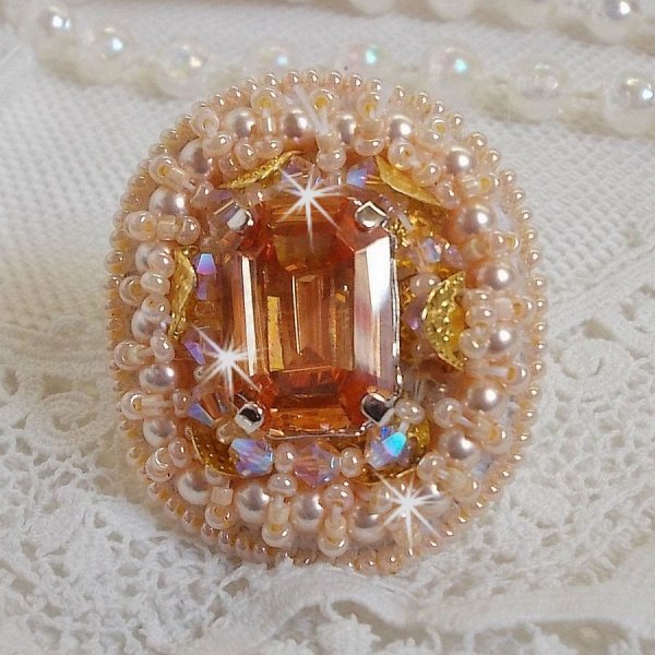 Idylle Beauty ring broderet med Swarovski-krystaller, cabochon og perler