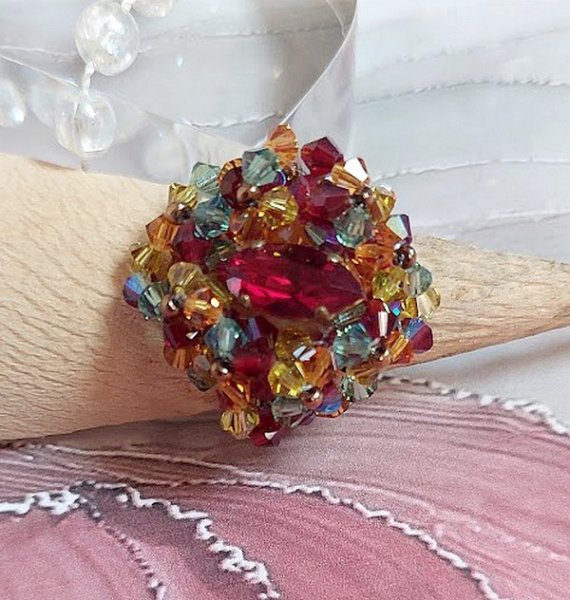 Iroise ring med facetter, snurrende toppe og en Swarovski krystal shuttle