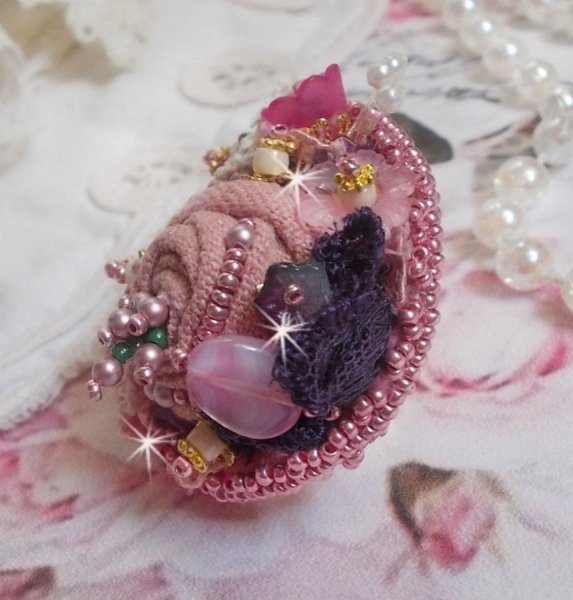 Poetic Garden Ring broderet med linned, fine blonder, Swarovski krystaller, perlemorsblade, Lucite blomster, glasperler og fr&oslash;perler 