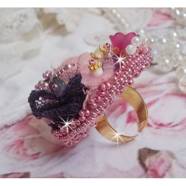 Poetic Garden Ring broderet med linned, fine blonder, Swarovski krystaller, perlemorsblade, Lucite blomster, glasperler og fr&oslash;perler 