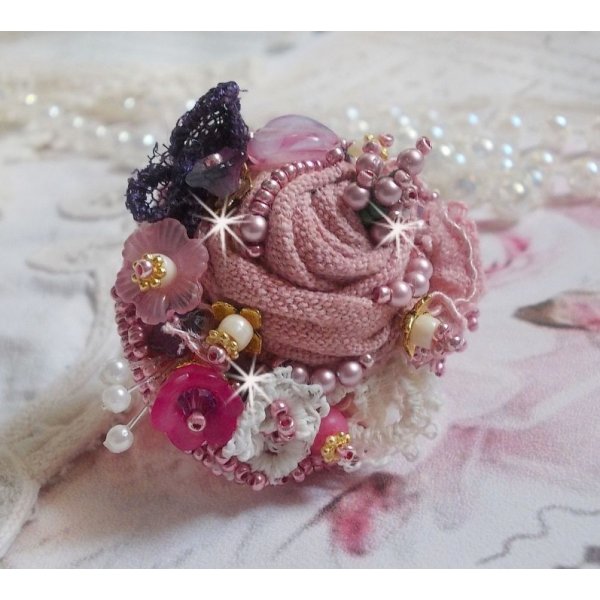 Poetic Garden Ring broderet med linned, fine blonder, Swarovski krystaller, perlemorsblade, Lucite blomster, glasperler og fr&oslash;perler 