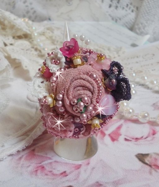 Poetic Garden Ring broderet med linned, fine blonder, Swarovski krystaller, perlemorsblade, Lucite blomster, glasperler og fr&oslash;perler 