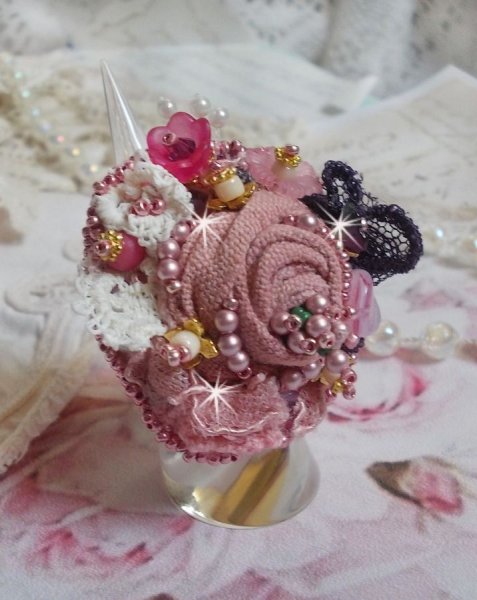 Poetic Garden Ring broderet med linned, fine blonder, Swarovski krystaller, perlemorsblade, Lucite blomster, glasperler og fr&oslash;perler 