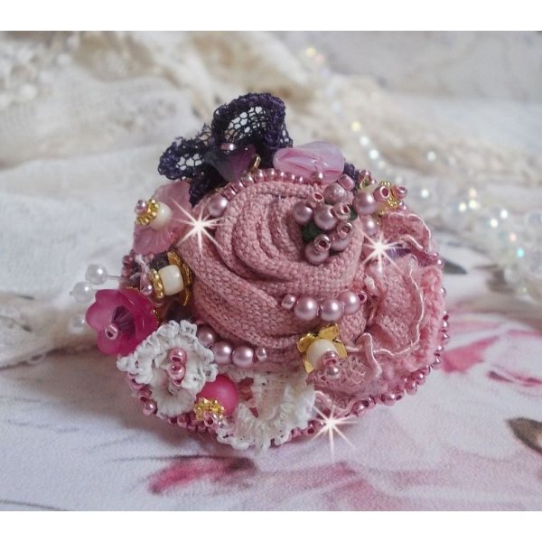 Poetic Garden Ring broderet med linned, fine blonder, Swarovski krystaller, perlemorsblade, Lucite blomster, glasperler og fr&oslash;perler 