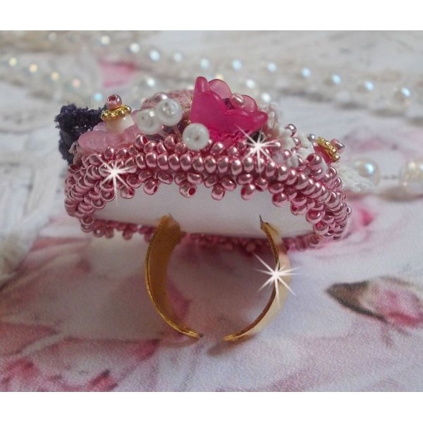 Poetic Garden Ring broderet med linned, fine blonder, Swarovski krystaller, perlemorsblade, Lucite blomster, glasperler og fr&oslash;perler 