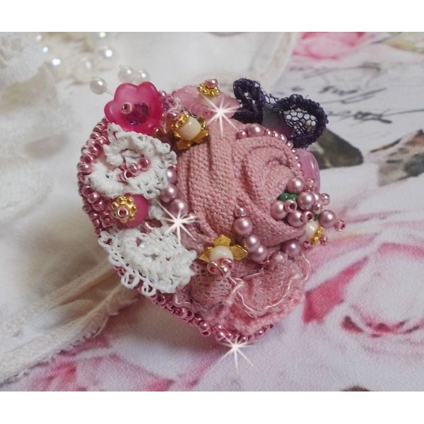 Poetic Garden Ring broderet med linned, fine blonder, Swarovski krystaller, perlemorsblade, Lucite blomster, glasperler og fr&oslash;perler 