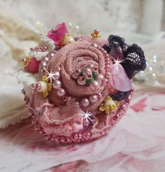 Poetic Garden Ring broderet med linned, fine blonder, Swarovski krystaller, perlemorsblade, Lucite blomster, glasperler og fr&oslash;perler 