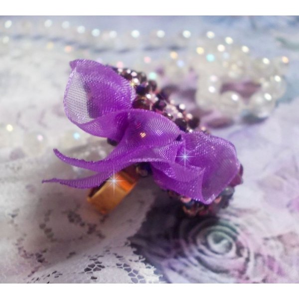 Romantisk Lady Ring broderet p&aring; et lyser&oslash;dt linnedstof med lyser&oslash;de, iris, lilla og fersken perler 