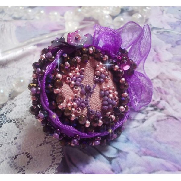 Romantisk Lady Ring broderet p&aring; et lyser&oslash;dt linnedstof med lyser&oslash;de, iris, lilla og fersken perler 