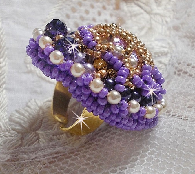 Laureline ring broderet med fladtrykte runde perler og en Swarovski krystal cabochon