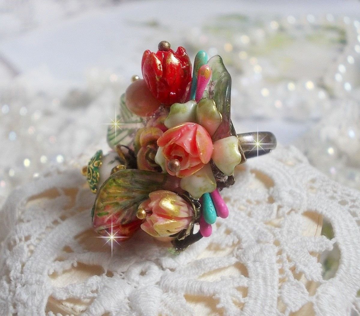 Bague Lisière de Forêt Fleurie, un bouquet tout en force avec ces fleurs en verre, céramique, époxy, lucites et feuilles peintes à la main, cristaux, la nature est si belle !