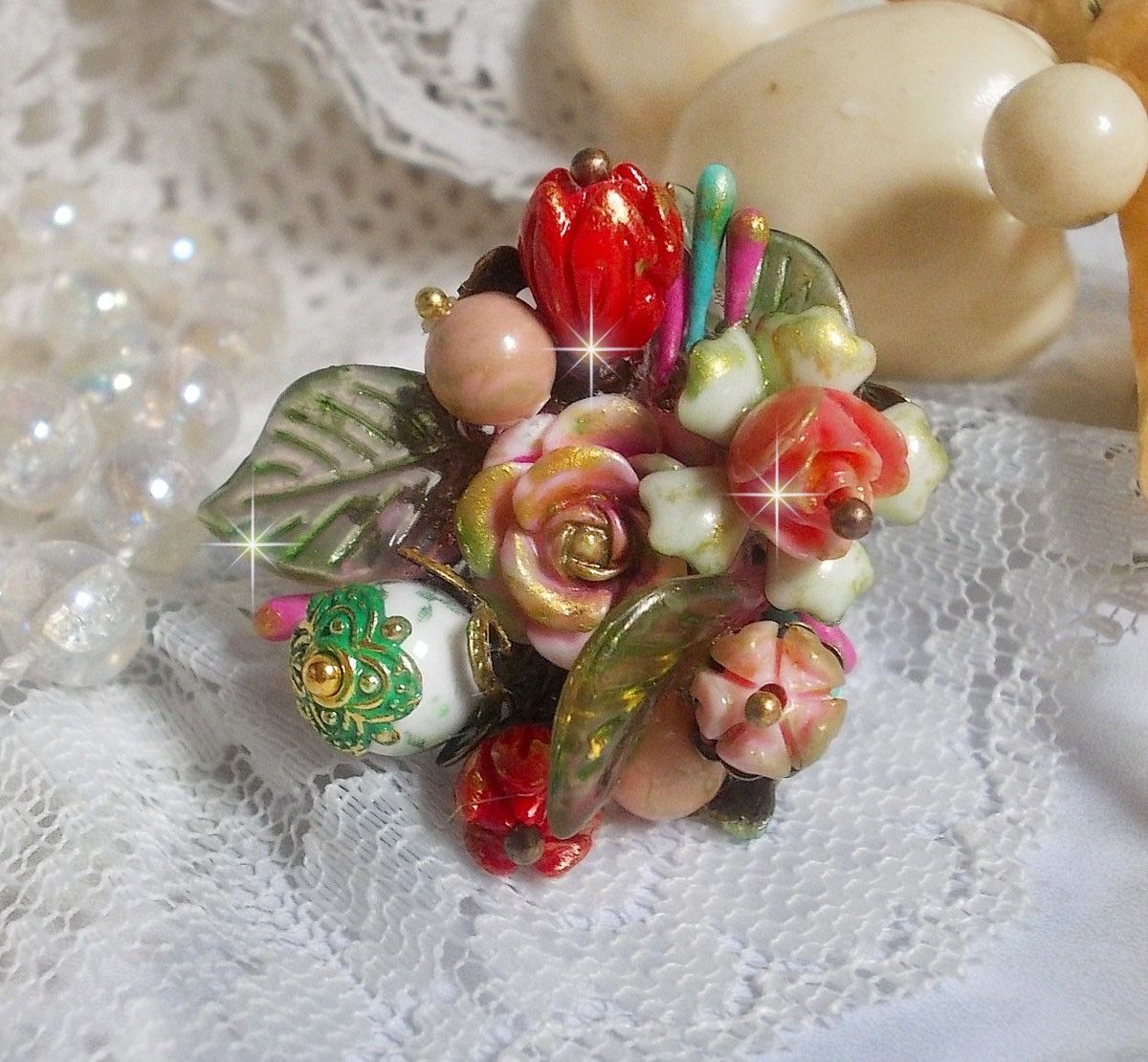 Bague Lisière de Forêt Fleurie, un bouquet tout en force avec ces fleurs en verre, céramique, époxy, lucites et feuilles peintes à la main, cristaux, la nature est si belle !