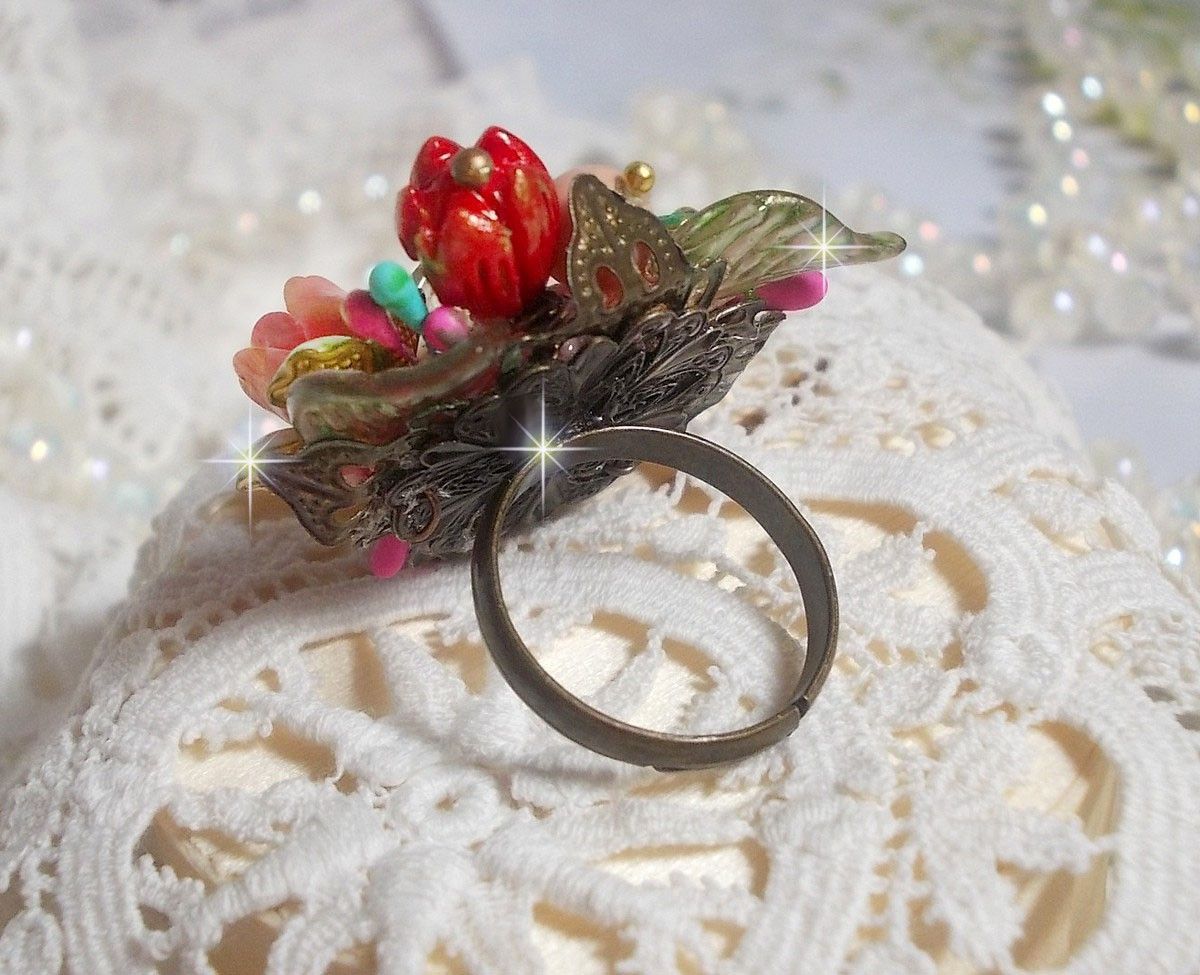 Bague Lisière de Forêt Fleurie, un bouquet tout en force avec ces fleurs en verre, céramique, époxy, lucites et feuilles peintes à la main, cristaux, la nature est si belle !