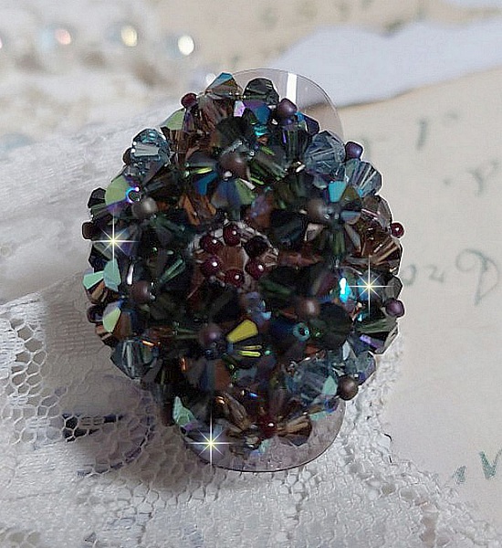 Lang brun Picasso ring skabt med facetteret og bundtet Swarovski krystal i brun, indisk safir og turmalin i AB kvalitet med fr&oslash;perler