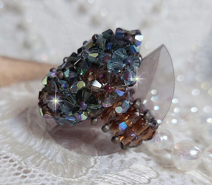 Lang brun Picasso ring skabt med facetteret og bundtet Swarovski krystal i brun, indisk safir og turmalin i AB kvalitet med fr&oslash;perler