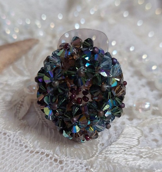 Lang brun Picasso ring skabt med facetteret og bundtet Swarovski krystal i brun, indisk safir og turmalin i AB kvalitet med fr&oslash;perler