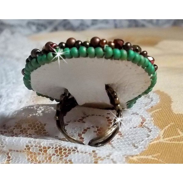 Venetiansk m&aring;nering broderet med kam&aelig;leonfarvet silkeb&aring;nd, Swarovski-krystaller, forskellige perler og fr&oslash;perler