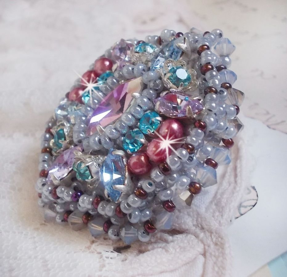 Mademoiselle Bluse ring broderet med Swarovski krystaller og smukke perler af kvalitet