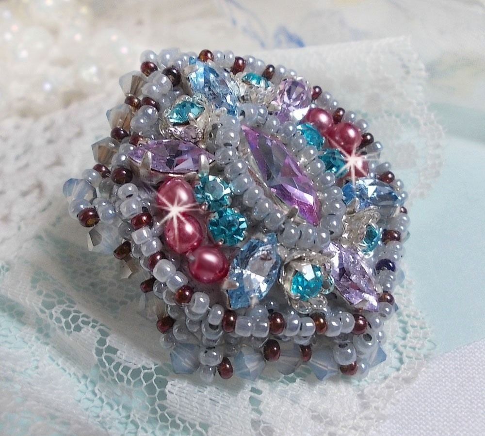 Mademoiselle Bluse ring broderet med Swarovski krystaller og smukke perler af kvalitet