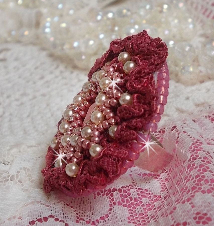 Bague Magnolia brodée avec une dentelle bordeaux, un cabochon facetté Rose et des perles nacrées