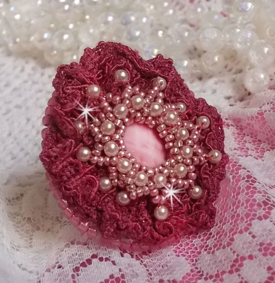 Bague Magnolia brodée avec une dentelle bordeaux, un cabochon facetté Rose et des perles nacrées