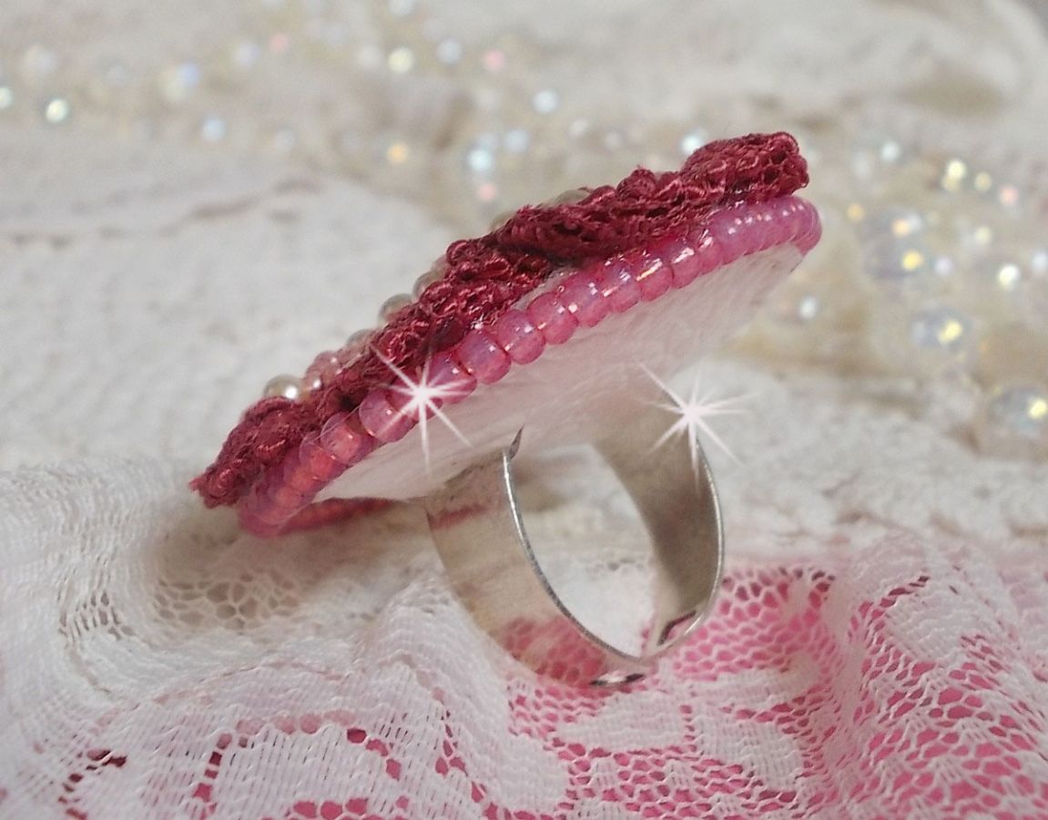 Bague Magnolia brodée avec une dentelle bordeaux, un cabochon facetté Rose et des perles nacrées