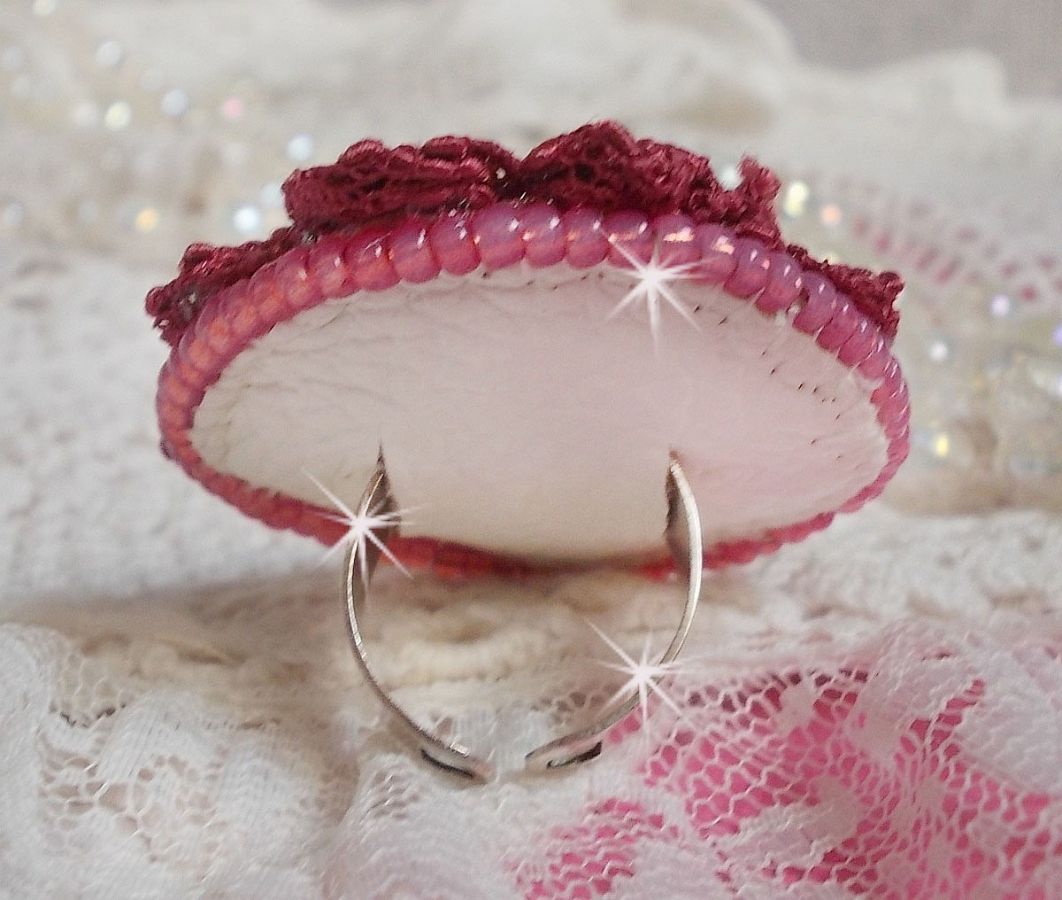 Bague Magnolia brodée avec une dentelle bordeaux, un cabochon facetté Rose et des perles nacrées