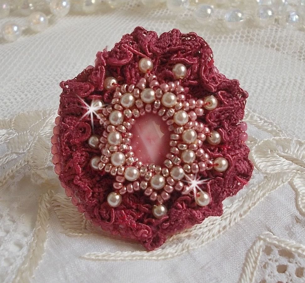 Bague Magnolia brodée avec une dentelle bordeaux, un cabochon facetté Rose et des perles nacrées