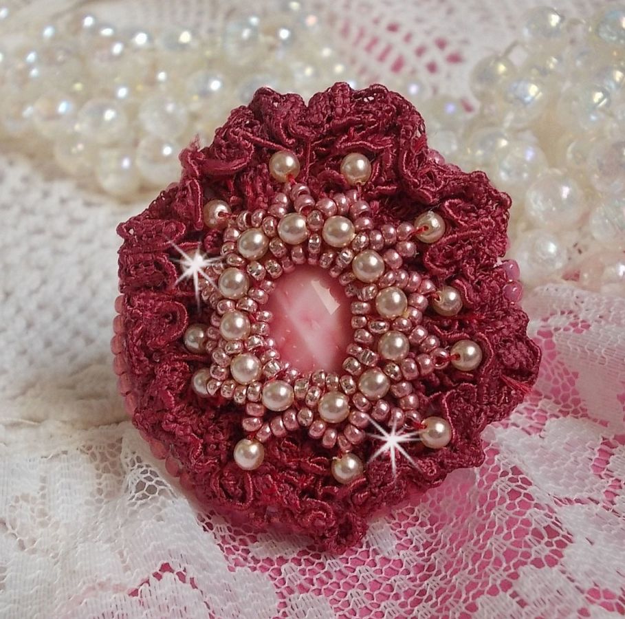 Bague Magnolia brodée avec une dentelle bordeaux, un cabochon facetté Rose et des perles nacrées