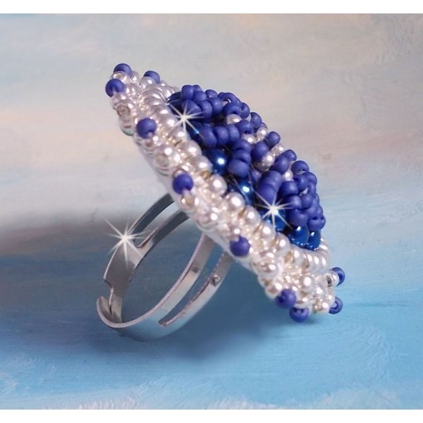 Marine Blue ring broderet med Swarovski krystal, runde perler og Miyuki fr&oslash;perler