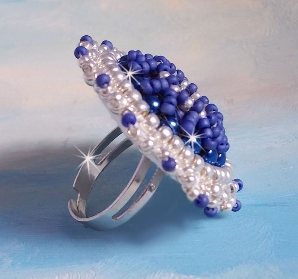 Marine Blue ring broderet med Swarovski krystal, runde perler og Miyuki frøperler