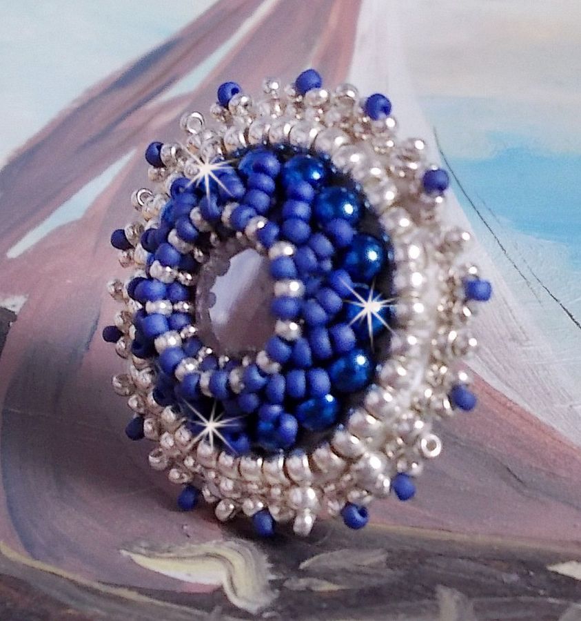 Marine Blue ring broderet med Swarovski krystal, runde perler og Miyuki frøperler