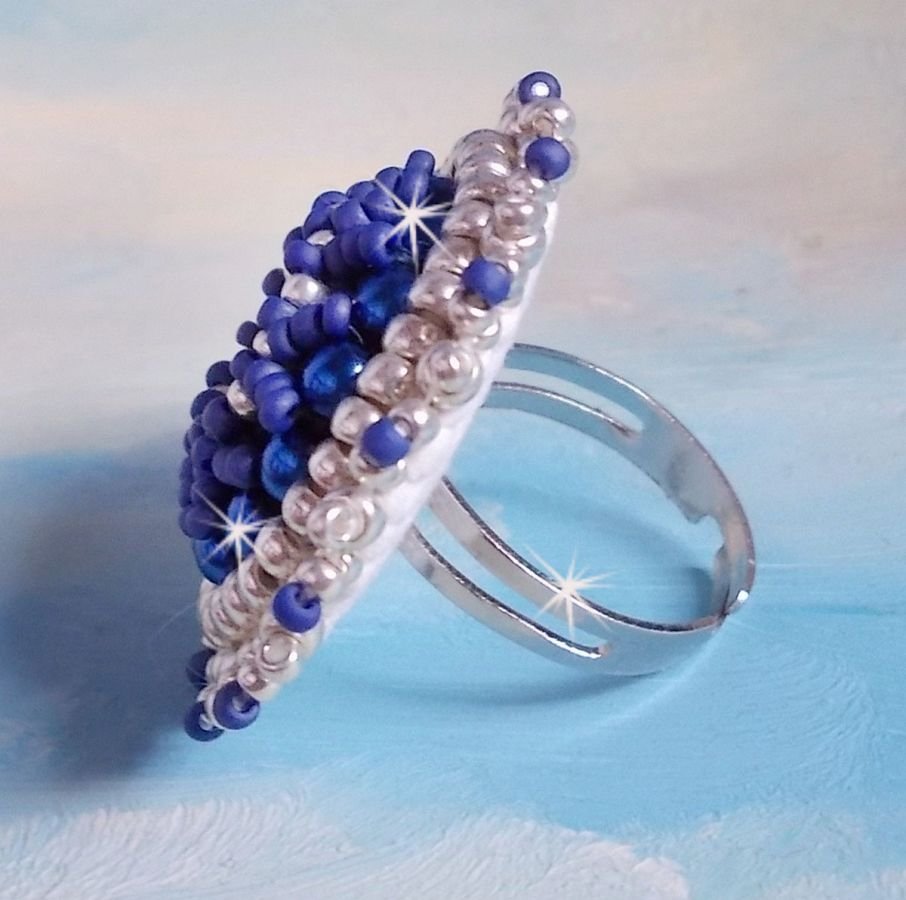 Marine Blue ring broderet med Swarovski krystal, runde perler og Miyuki frøperler