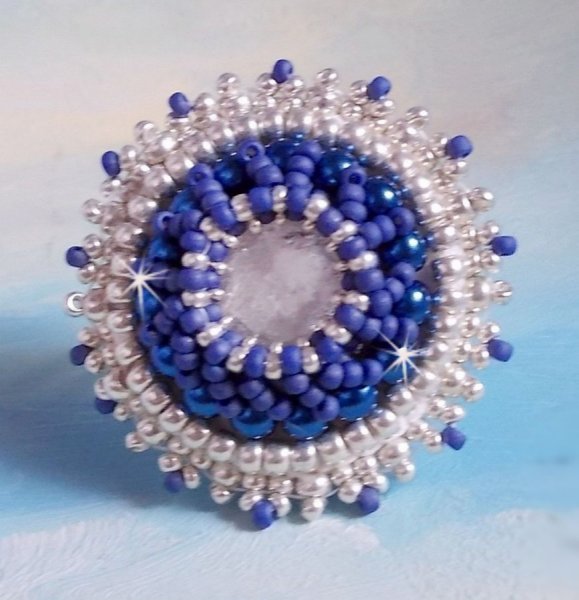Marine Blue ring broderet med Swarovski krystal, runde perler og Miyuki fr&oslash;perler