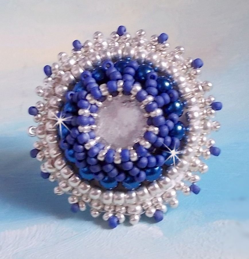 Marine Blue ring broderet med Swarovski krystal, runde perler og Miyuki frøperler