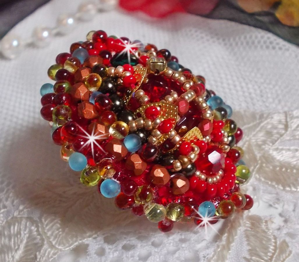 Mia ring broderet med en barok vintage asiatisk rubin cabochon og meget fine perler.