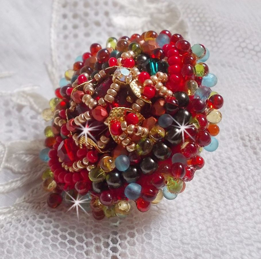 Mia ring broderet med en barok vintage asiatisk rubin cabochon og meget fine perler.