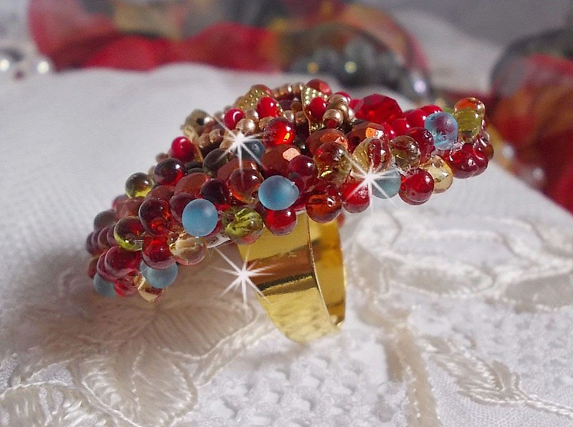 Mia ring broderet med en barok vintage asiatisk rubin cabochon og meget fine perler.