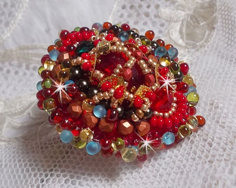 Mia ring broderet med en barok vintage asiatisk rubin cabochon og meget fine perler.