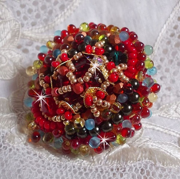 Mia ring broderet med en barok vintage asiatisk rubin cabochon og meget fine perler.