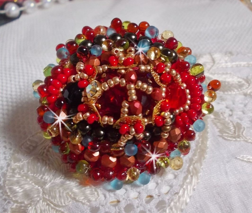 Mia ring broderet med en barok vintage asiatisk rubin cabochon og meget fine perler.