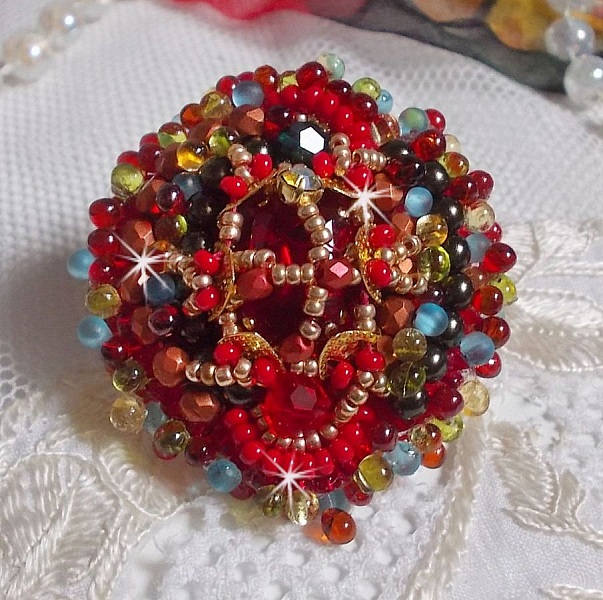 Mia ring broderet med en barok vintage asiatisk rubin cabochon og meget fine perler.