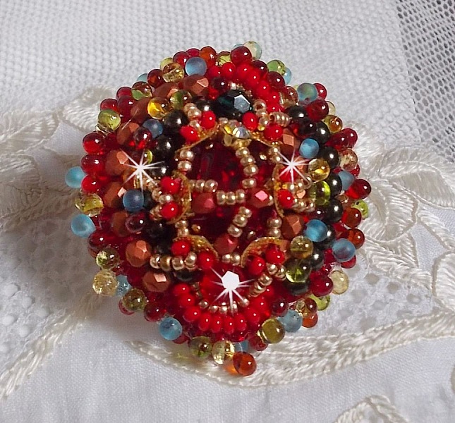 Mia ring broderet med en barok vintage asiatisk rubin cabochon og meget fine perler.