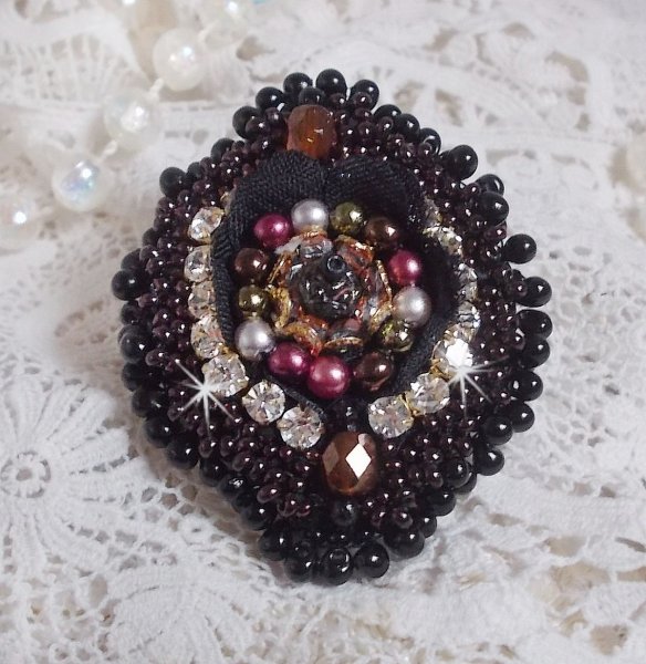 Bague Midnight Daisy brod&eacute;e avec des perles nacr&eacute;es noires, des chatons Cristal et des rocailles Miyuki